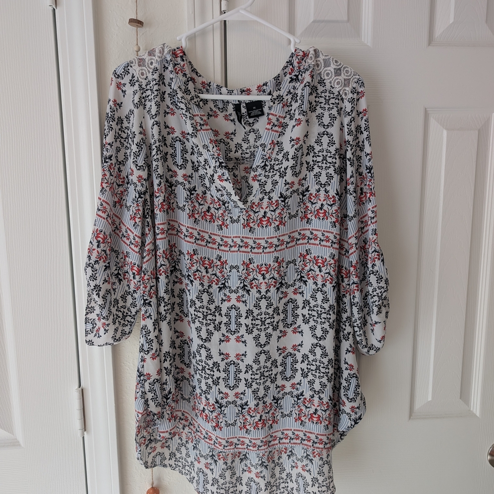 New Directions Black and Red Floral Blouse